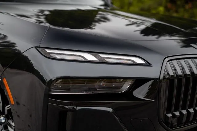 BMW 7 Series photo 8