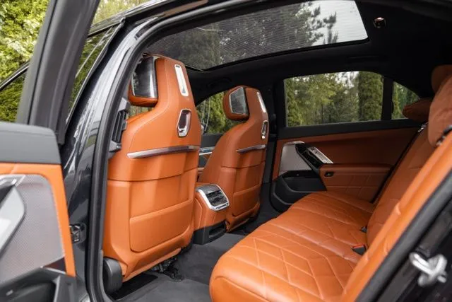 BMW 7 Series photo 36
