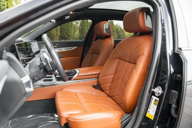 BMW 7 Series photo 34