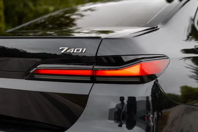 BMW 7 Series photo 16