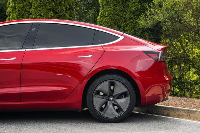Tesla Model 3 photo 11