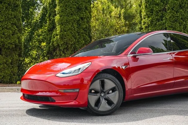 Tesla Model 3 photo 3