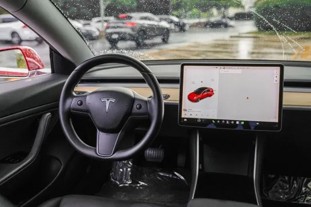 Tesla Model 3 photo 25