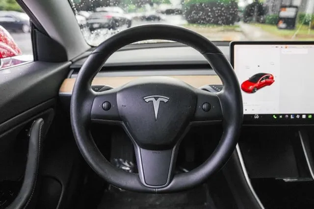 Tesla Model 3 photo 27