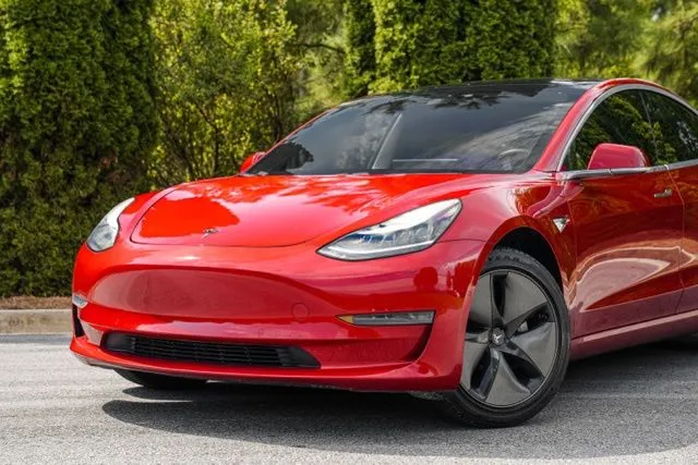 Tesla Model 3 photo 2