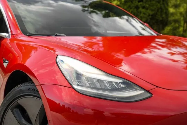 Tesla Model 3 photo 8