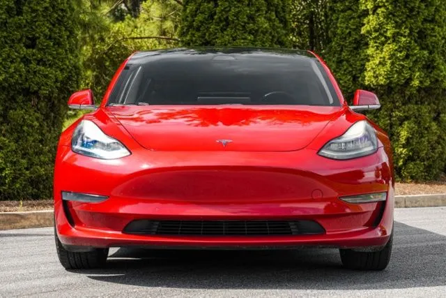 Tesla Model 3 photo 18