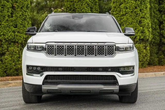 Jeep Grand Wagoneer photo 20