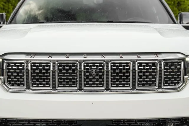 Jeep Grand Wagoneer photo 21