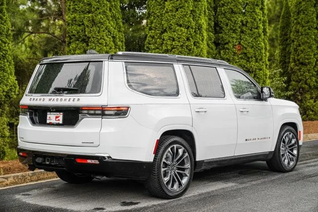Jeep Grand Wagoneer photo 19