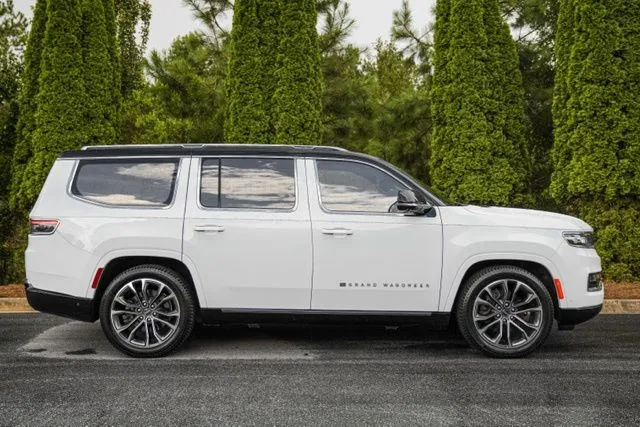 Jeep Grand Wagoneer photo 12