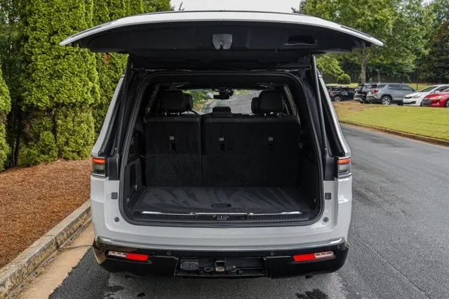 Jeep Grand Wagoneer photo 23