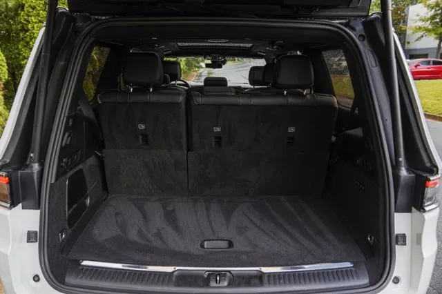 Jeep Grand Wagoneer photo 24