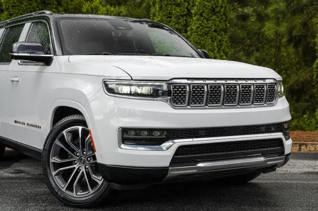Jeep Grand Wagoneer photo 6