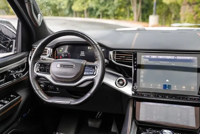 Jeep Grand Wagoneer photo 29