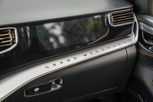 Jeep Grand Wagoneer photo 43