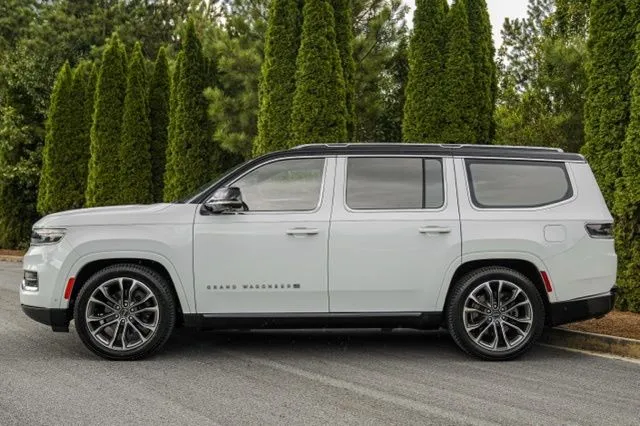 Jeep Grand Wagoneer photo 9