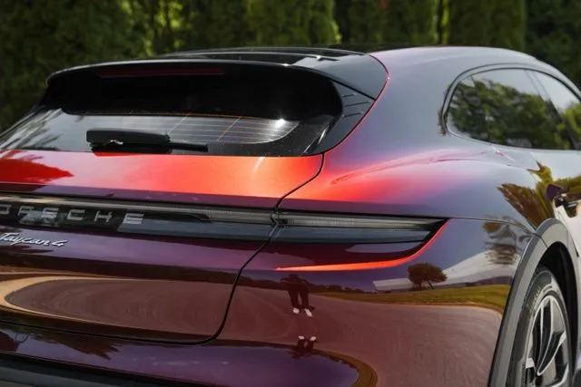 Porsche Taycan Cross Turismo photo 17
