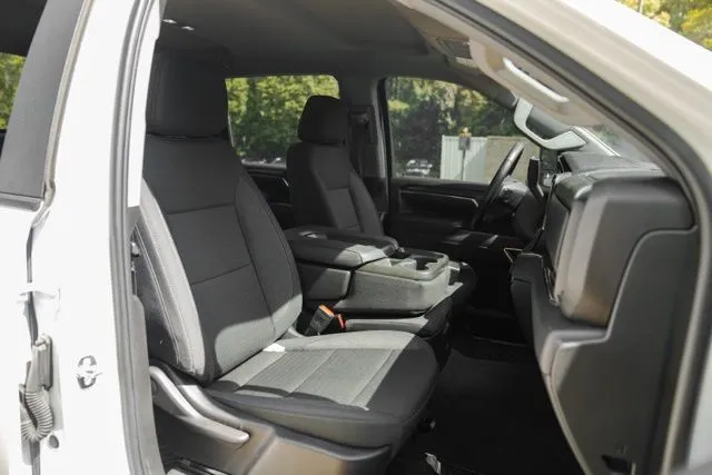 Chevrolet Silverado 3500 HD photo 35