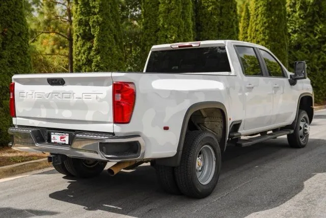 Chevrolet Silverado 3500 HD photo 12