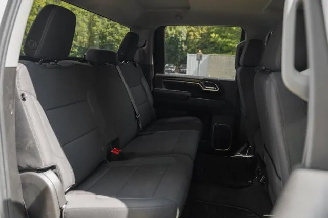 Chevrolet Silverado 3500 HD photo 39