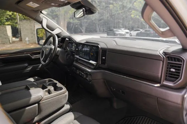 Chevrolet Silverado 3500 HD photo 25