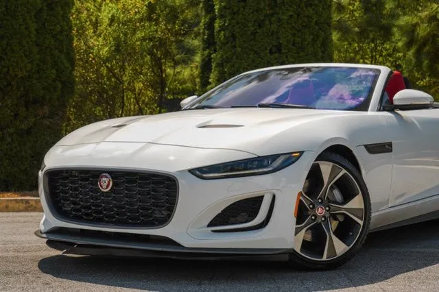Jaguar F-TYPE photo 2