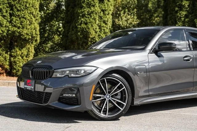 BMW 3 Series photo 3