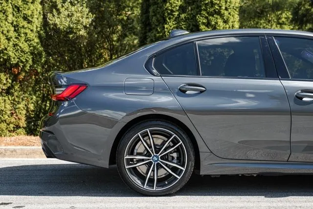 BMW 3 Series photo 13