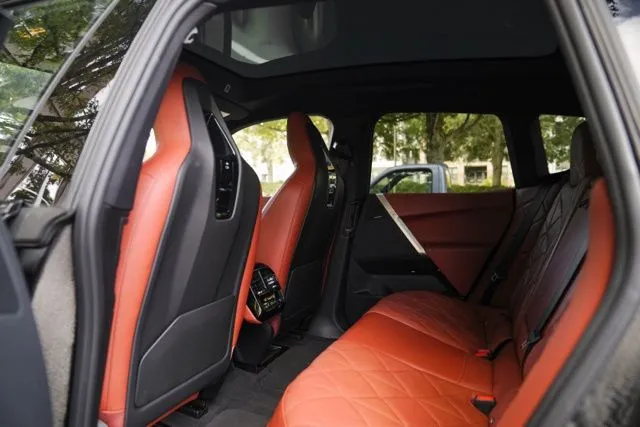 BMW iX photo 36