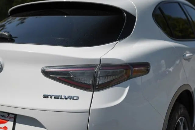 Alfa Romeo Stelvio photo 13