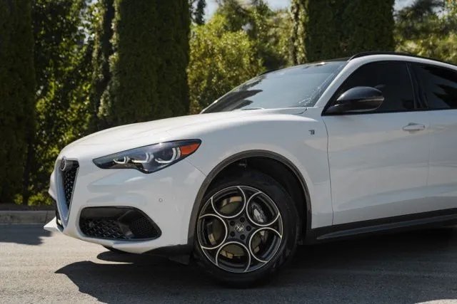 Alfa Romeo Stelvio photo 3