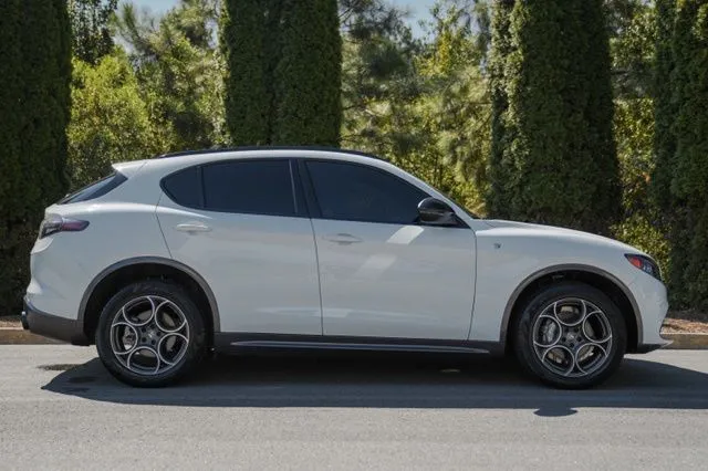 Alfa Romeo Stelvio photo 9