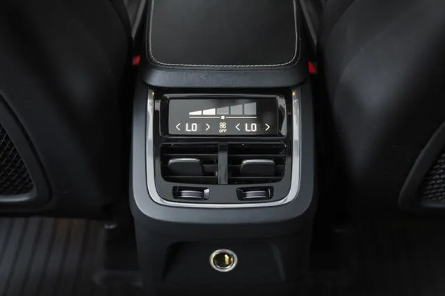 Volvo XC90 Hybrid photo 40