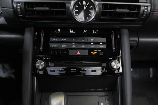 Lexus IS photo 31