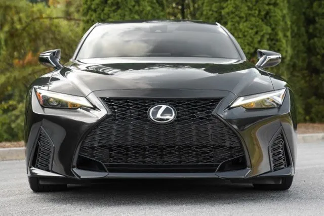 Lexus IS photo 14