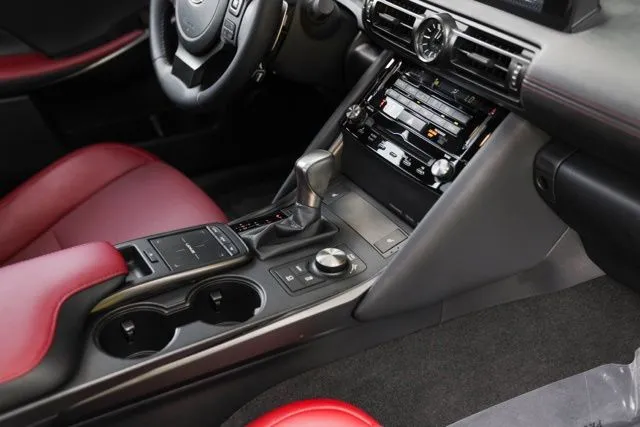 Lexus IS photo 33