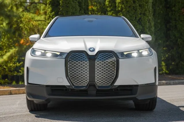BMW iX photo 16