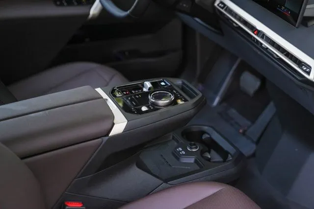 BMW iX photo 35