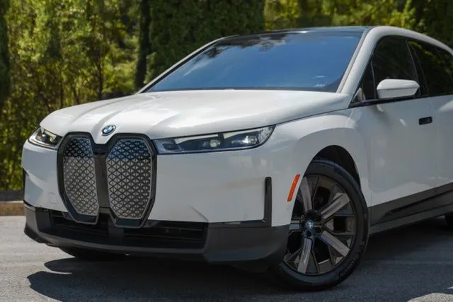 BMW iX photo 2
