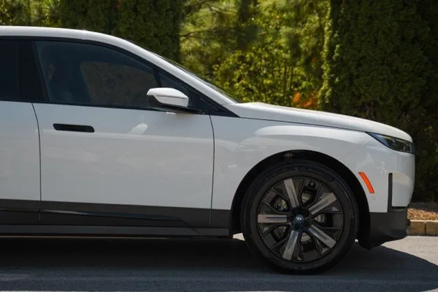 BMW iX photo 9