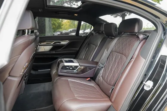 BMW 7 Series photo 37