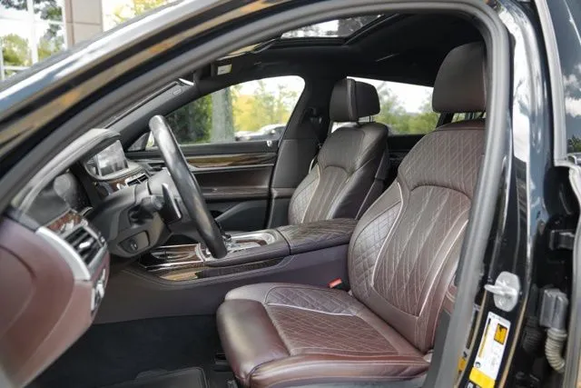 BMW 7 Series photo 33
