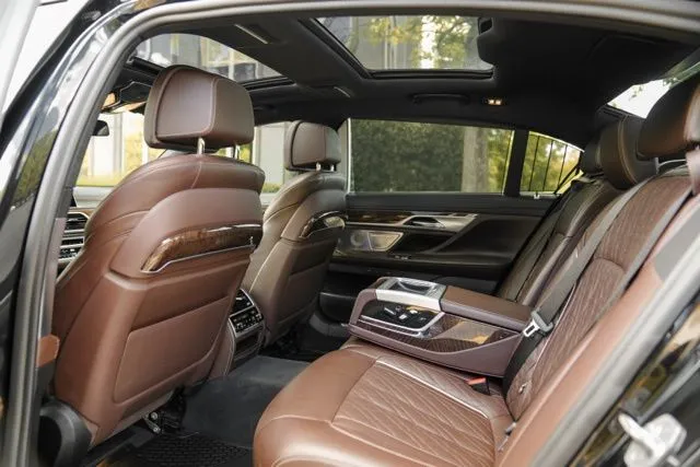 BMW 7 Series photo 35