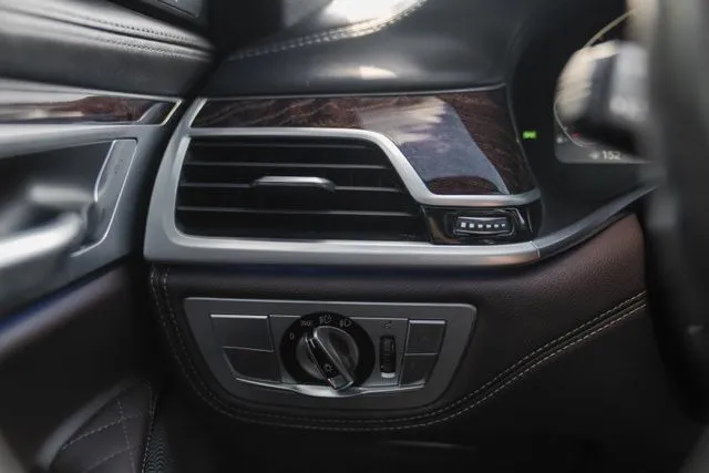 BMW 7 Series photo 21