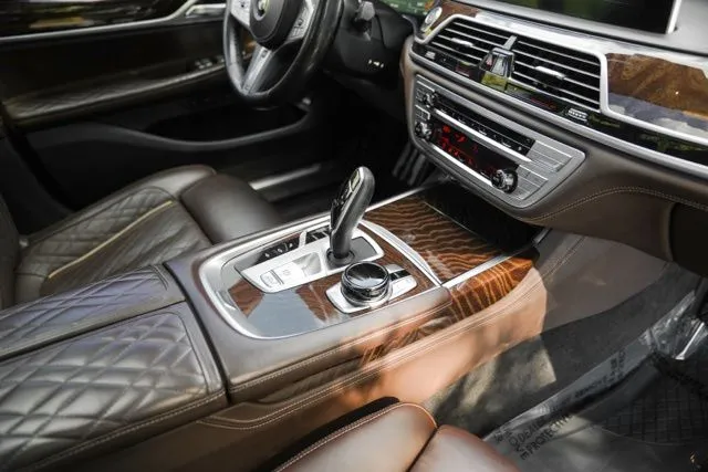 BMW 7 Series photo 31