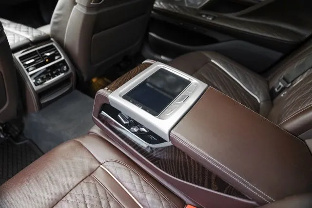 BMW 7 Series photo 40