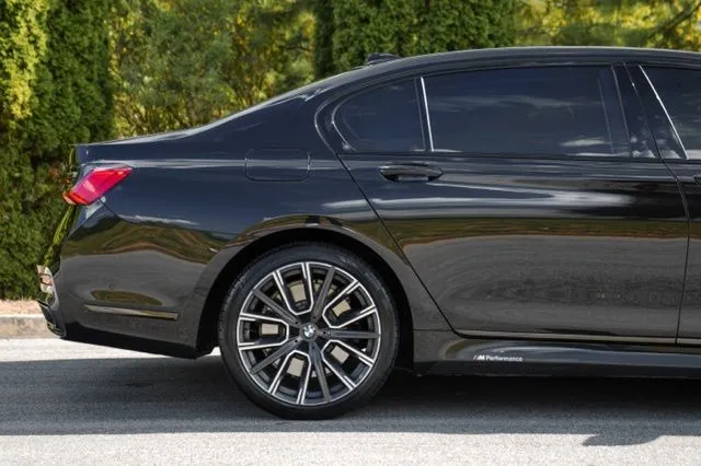 BMW 7 Series photo 7