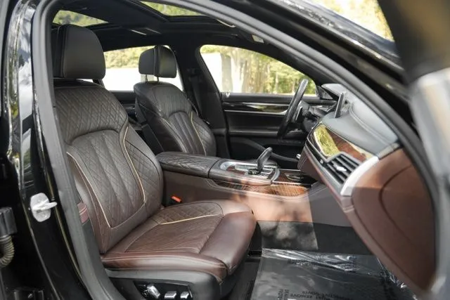 BMW 7 Series photo 34
