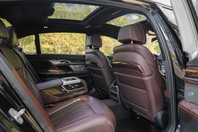 BMW 7 Series photo 36